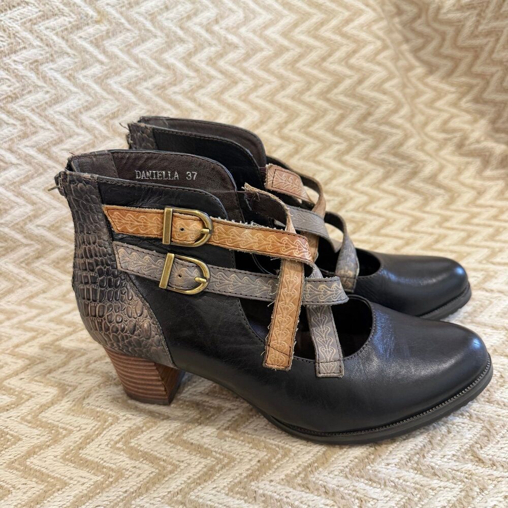 L'Artiste Spring Step Women’s Daniella Black Leather Cross Strap Pump Heel Shoes